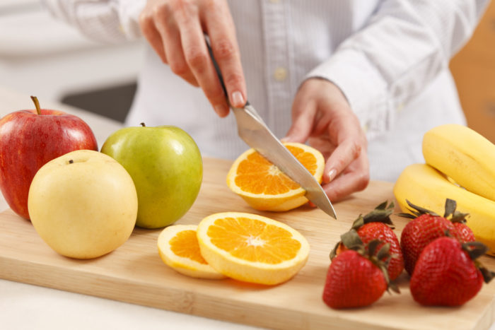 leikkaa hedelmiä