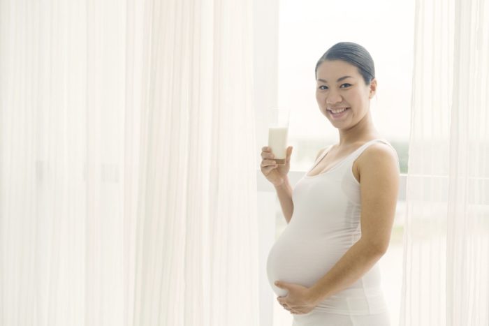 raskaana olevat naiset juovat maitoa