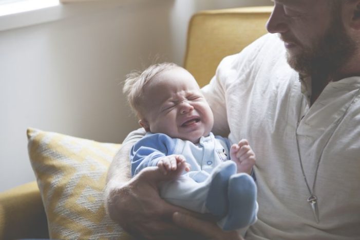 rauhoittakaa vauva itkee jatkuvasti