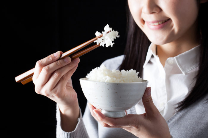 syödä valkoista riisiä