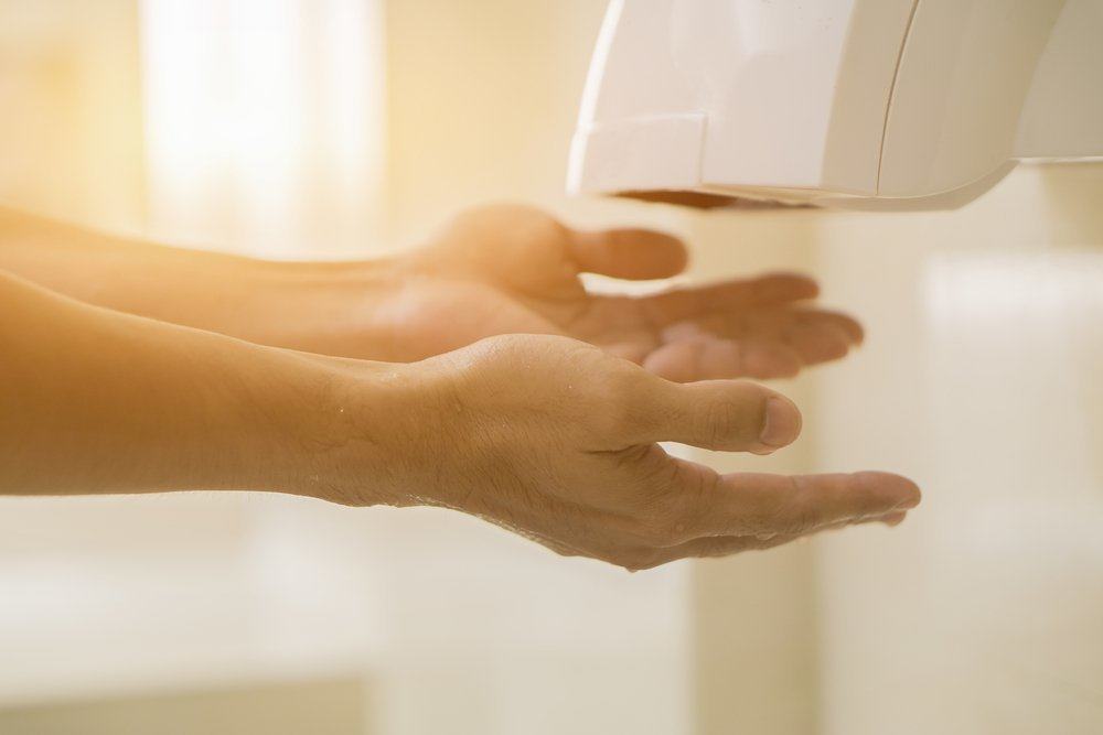 Kuivaus kädet kuivauslaitteella sen sijaan, että levitettäisiin enemmän bakteereita