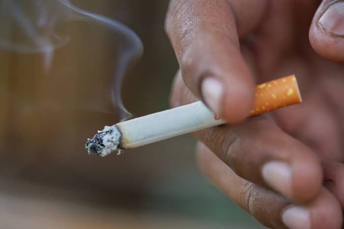 tupakoinnin vaara aiheuttaa reumojen uusiutumisen